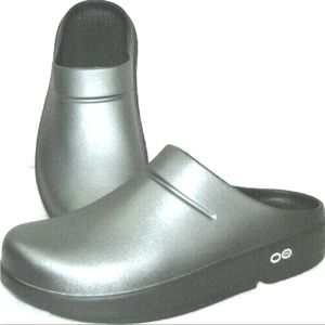 NWT Oofos Silver mules / clogs W 7